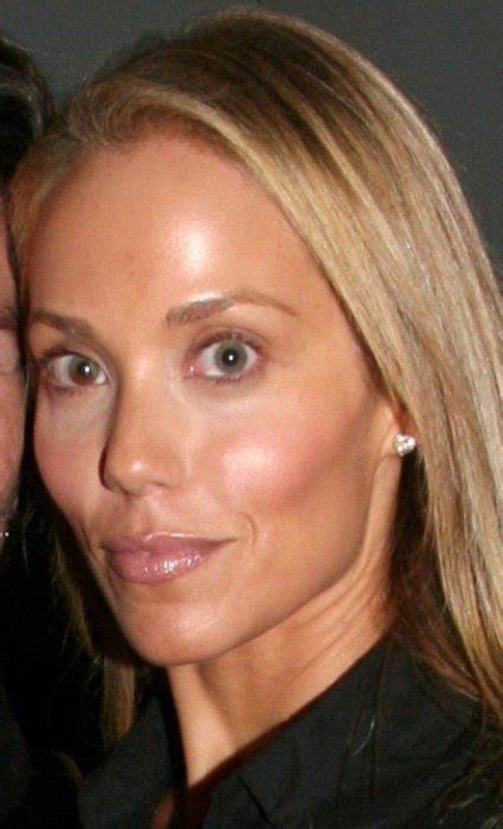 Elizabeth Berkley Height, Weight, Age, Spouse, Family, Facts, Biography